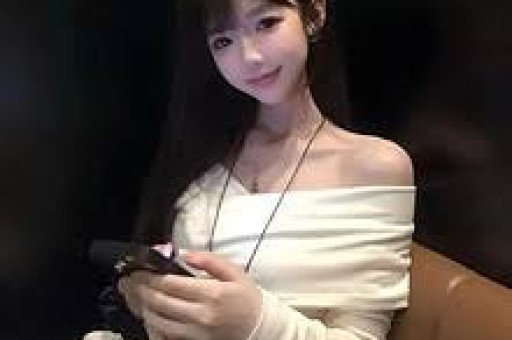 杨紫7月7日外网活动引发争议！网友批评其敏感度不足迪丽热巴受牵连